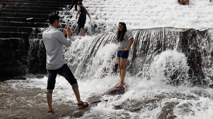 गेल्या आठवडाभरापासून लोणावळा परिसरात मध्यम ते जोरदार पावसाच्या सरी सतत कोसळत आहेत. यामुळे लोणावळ्याचा परिसर अत्यंत नयनरम्य झाला असून डोंगरदऱ्या हिरवा शालू परिधान केल्याचा भास झाल्याशिवाय राहत नाही.