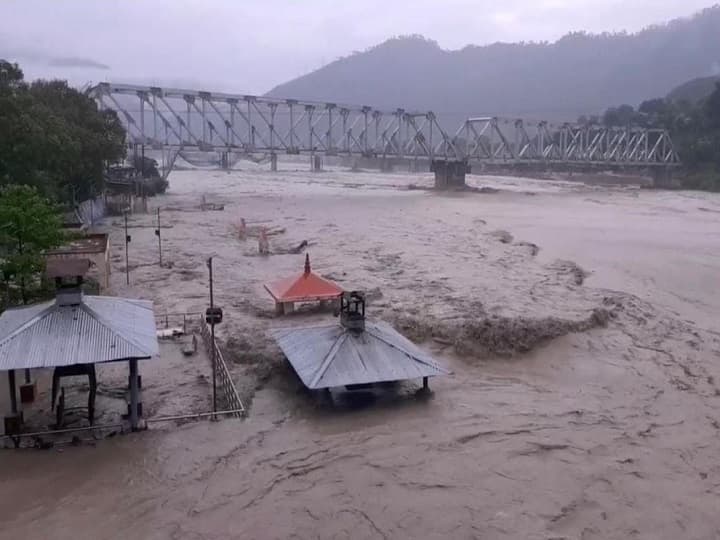 heavy rain in Uttarakhand pauri water level of rivers increased ann पहाड़ों में लगातार हो रही बारिश से उफान पर हैं नदियां, पौड़ी में SDRF को अलर्ट रहने के दिए गए निर्देश  