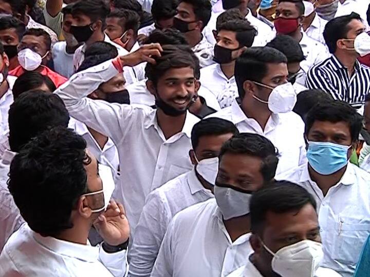 या कार्यक्रमाला कार्यकर्त्यांनी तोबा गर्दी केली. कोरोना नियमांची पायमल्ली झाल्याचं चित्रं पाहायला मिळालं.
