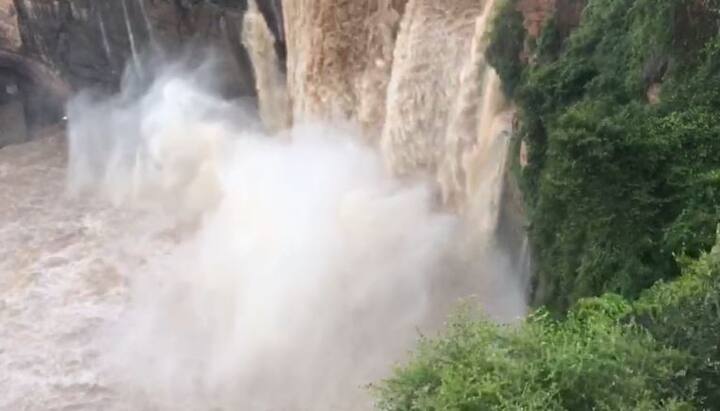 पावसाळ्याच्या दिवसात पर्यटकांचे आकर्षण असणारा गोकाकचा धबधबा सध्या पूर्णपणे प्रवाहित झाला आहे. पण सध्या लॉकडाऊन असल्याने धबधबा परिसरात शुकशुकाट आहे.