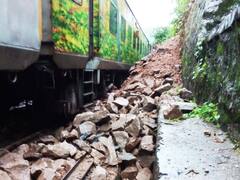 Rajdhani Express Train Accident: रेलवे ट्रैक पर ट्रेन के सामने गिरी चट्टान, रांची जा रही थी ‘राजधानी’