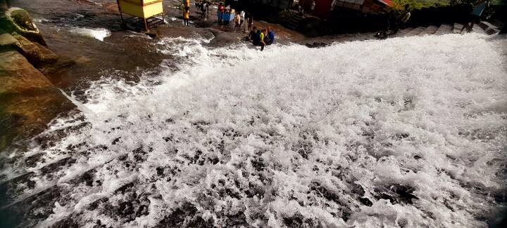 राज्यभरात झालेल्या पावसामुळे नदी-नाले ओसंडून वाहत आहेत. धबधबे प्रवाहित होत आहेत. आनंदाची बाब म्हणजे लोणावळ्यातील भुशी धरणही ओव्हरफ्लो झालं आहे.