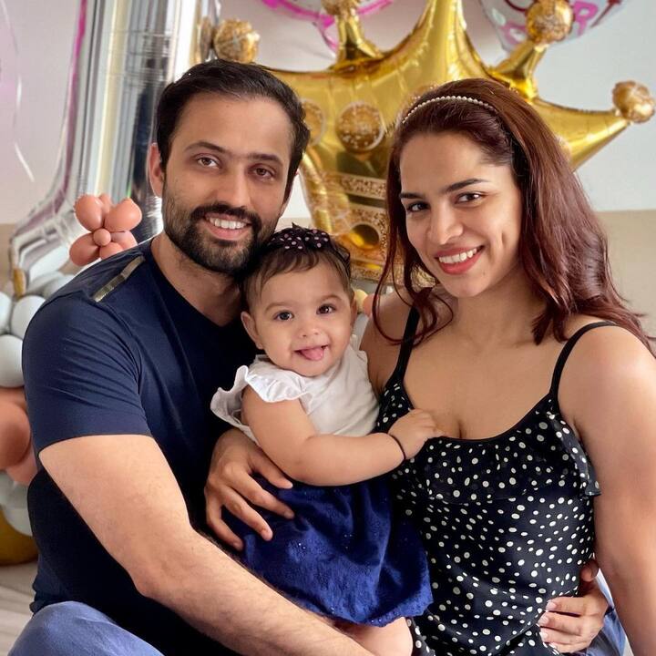 Popular TV actress Shikha Singh, fondly known for playing the role of Aaliya in Sriti Jha and Shabir Ahluwalia starrer 'Kumkum Bhagya', hosted a mini-bash at her house to celebrate her daughter's Alayna's first birthday. (PIC Credit: Instagram)