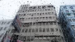 নিম্নচাপ ও ঘূর্ণাবর্তের জোড়া প্রভাব, রাজ্যে এখনই থামছে না বৃষ্টি