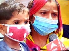 दिल्ली: राशन के लिए छलका एक मां का दर्द, बिना राशनकार्ड वालों के लिए बने केंद्रों पर लगी लंबी कतारें