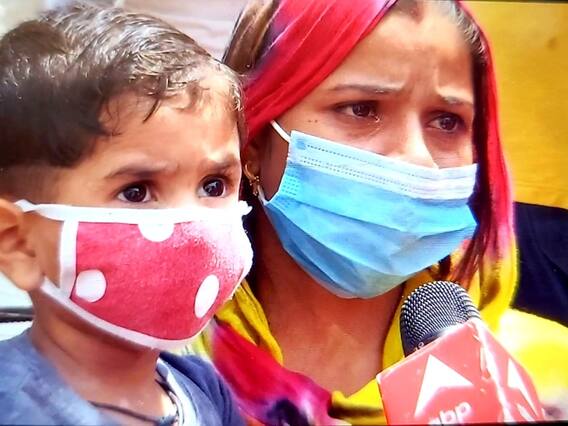 दिल्ली: राशन के लिए छलका एक मां का दर्द, बिना राशनकार्ड वालों के लिए बने केंद्रों पर लगी लंबी कतारें दिल्ली: राशन के लिए छलका एक मां का दर्द, बिना राशनकार्ड वालों के लिए बने केंद्रों पर लगी लंबी कतारें