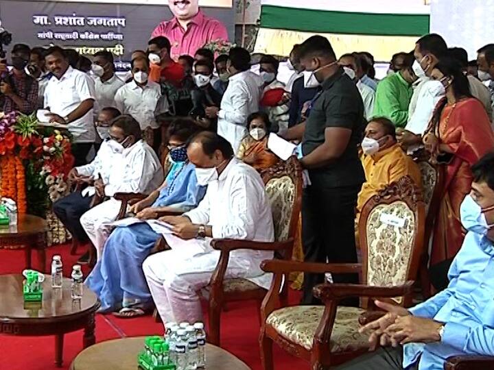 अजितदादा नेहमी गर्दी टाळण्याचे आवाहन करत असताना राष्ट्रवादीच्या कार्यक्रमाला मात्र तुफान गर्दी पाहायला मिळाली.