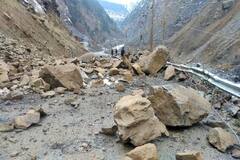Uttarakhand: देवभूमि में बारिश बनती आफत, दरक रहे हैं पहाड़