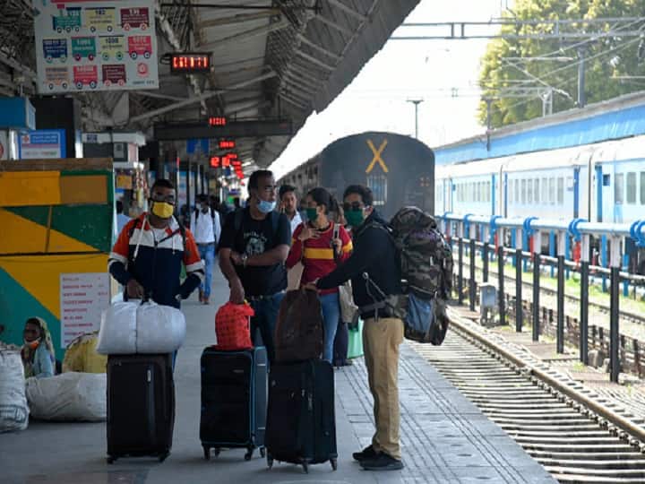Railway News: कोरोना की दूसरी लहर थमने के संकेतों के बीच बदली तस्वीर, बढ़ी पैसेंजर बुकिंग- घटी ऑक्सीजन ढुलाई
