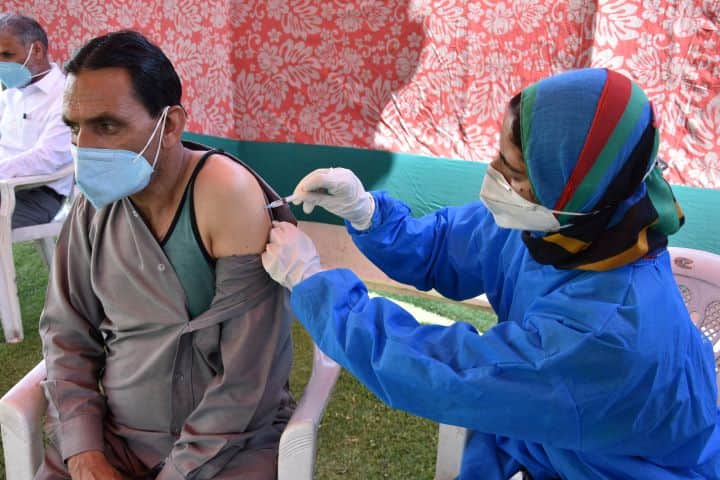 असम सरकार का बड़ा आदेश, फ्रंटलाइन वर्कर्स को वैक्सीन लेने के बाद ही मिलेगा वेतन