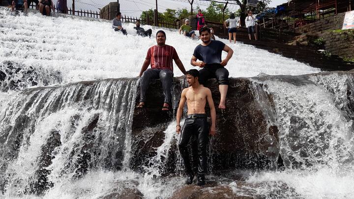 पावसाळ्यातील पुणे आणि मुंबईकरांचं हक्काचं तसंच आवडीचं ठिकाण म्हणजे भुशी धरण. दरवर्षी हजारो पर्यटक इथे येतात.