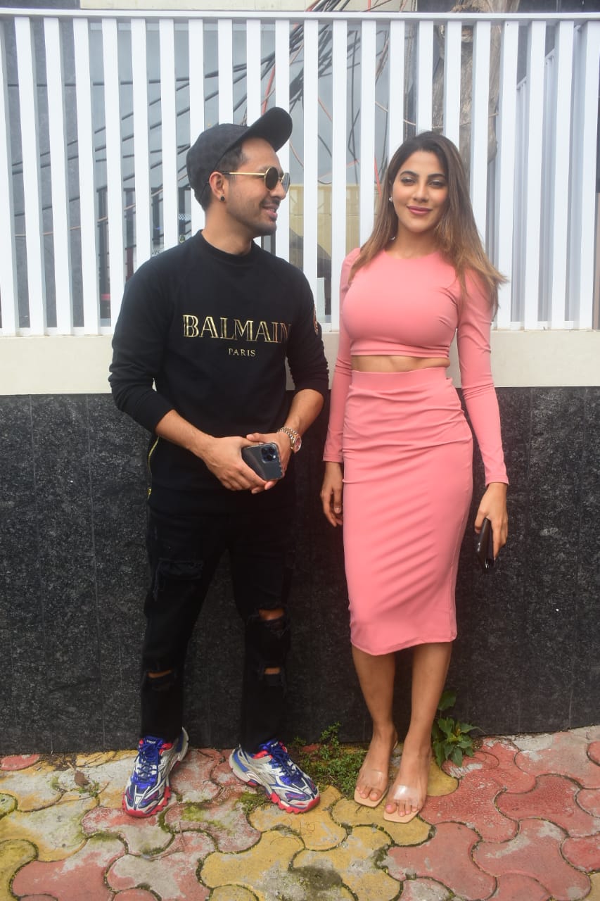 Kareena Kapoor ने बेस्ट फ्रेंड Malaika Arora संग की हाउस पार्टी तो Varun Dhawan ने लगवाई कोविड वैक्सीन, देखें सेलेब्स की इंस्टाग्राम पोस्ट