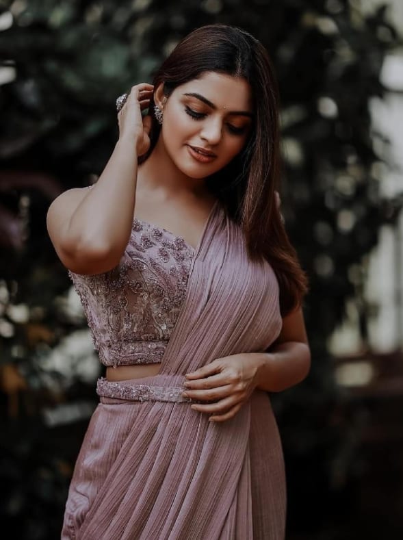 உன்னுடைய சாலையில் நின்று மலர் தூவவே
