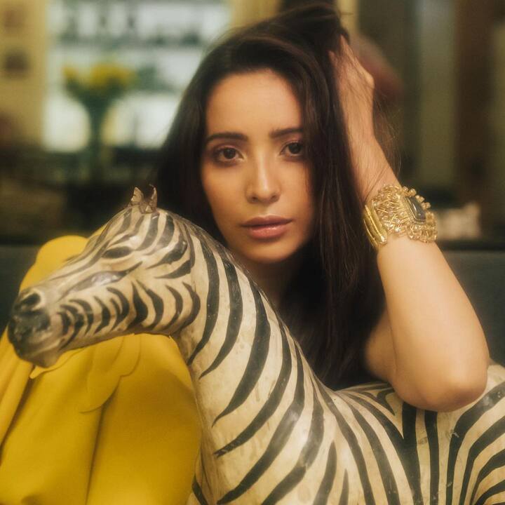 आशा नेगी ने हाल में अपनी कई तस्वीरें इंस्टाग्राम पर शेयर की हैं. इन तस्वीरों पर उनके फैंस कमेंट कर उनकी खूबसूरती की तारीफ कर रहे हैं. ऐसे में उनके रुमर्ड ब्वॉयफ्रेंड अरिजीत तनेजा कहां पीछे रहने वाले हैं.