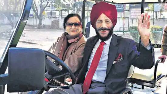 मिल्खासिंग निर्मल यांच्यावर एकतर्फी प्रेम करत होते. यादरम्यान, दोघे बराच काळ एकमेकांसोबत राहिले. ज्यावेळी त्यांना निर्मल यांना हॉटेलचा फोन नंबर द्यायचा होता. त्यावेळी त्यांच्याकडे कागद नव्हता. अशा स्थितीत त्यांना निर्मल कौर यांच्या हातावर फोन नंबर लिहिला.