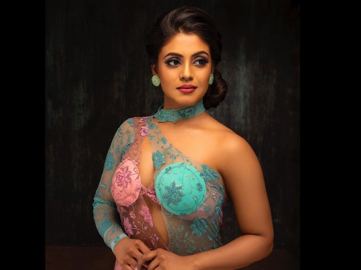 சினிமாவில் கால்பதிப்பதற்கு முன் தொலைக்காட்சி நிகழ்ச்சிகளில் நடித்தார் இனியா.