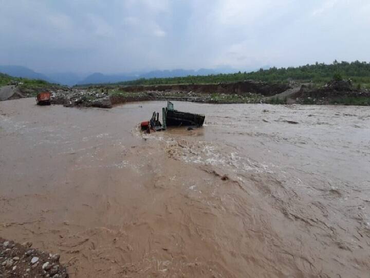 haldwani police rescued two people trapped gaula river uttarakhand ann हल्द्वानी: गौला नदी के पार टीले पर फंसे युवकों को बचाने के लिए चलाया गया रेस्क्यू अभियान, बच गई जान 