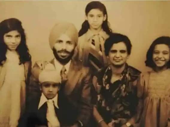 पंजाबचे मुख्यमंत्री प्रताप सिंह यांनी दोघांच्या कुटुंबीयांना समजावले आणि 1962 मध्ये दोघांनी लग्न केले. या दोघांमध्ये 9 वर्षांचे अंतर होते. दोघेही जवळपास 59 वर्षे एकत्र राहत होते. त्यांना तीन मुली अलिजा ग्रोव्हर, सोनिया सांवकर आणि मोना सिंग आणि एक मुलगा जीव मिल्खा सिंग आहे.
