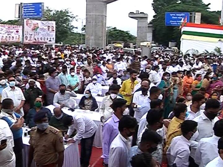 मात्र आज त्यांच्याच उपस्थितीमध्ये पुण्यातील एका कार्यक्रमात कोरोनाच्या नियमांना हरताळ फासला गेला.