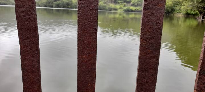 ओव्हरफ्लो झाल्याने धरणाच्या पायऱ्यांवरुन पाणी ओसंडून वाहत आहे.