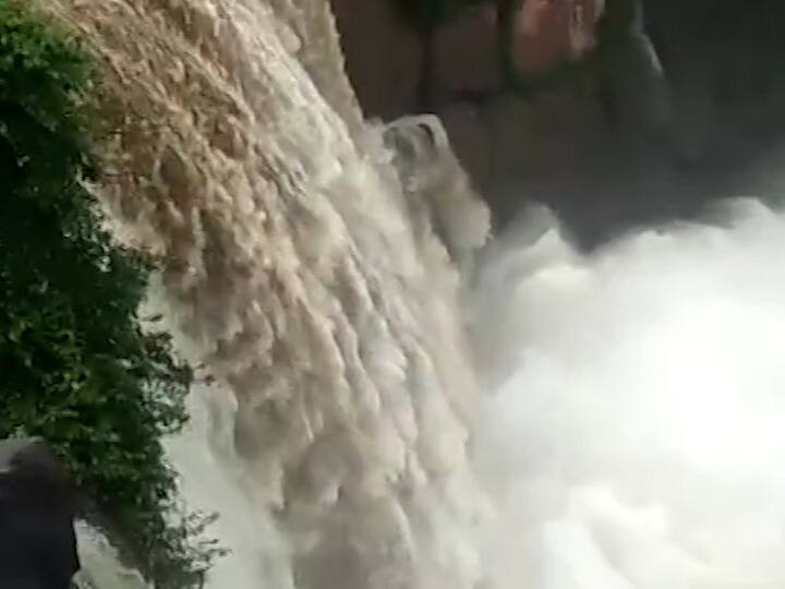पूर्ण क्षमतेने धबधबा प्रवाहित  झालेला असताना त्याचे तुषार काही किलोमीटरपर्यंत उडतात.