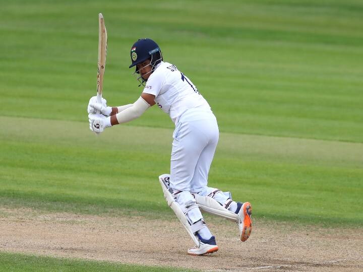 Indian women's team fighting to avoid defeat against England Women in one-off test இரண்டாவது இன்னிங்ஸிலும் ஷெஃபாலி அரைசதம்: தோல்வியை தவிர்க்க இந்தியா போராட்டம் 