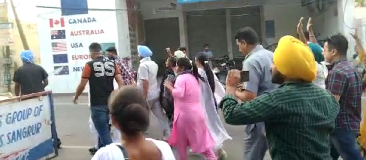 Punjab Teachers Protest: ਜਦੋਂ ਬੇਰੁਜ਼ਗਾਰ ਅਧਿਆਪਕਾਂ ਨੇ ਸਿੱਖਿਆ ਮੰਤਰੀ ਨੂੰ ਘੇਰਿਆ ਤਾਂ ਮੰਤਰੀ ਨੇ ਇੰਜ ਬਚਾਈ ਜਾਨ