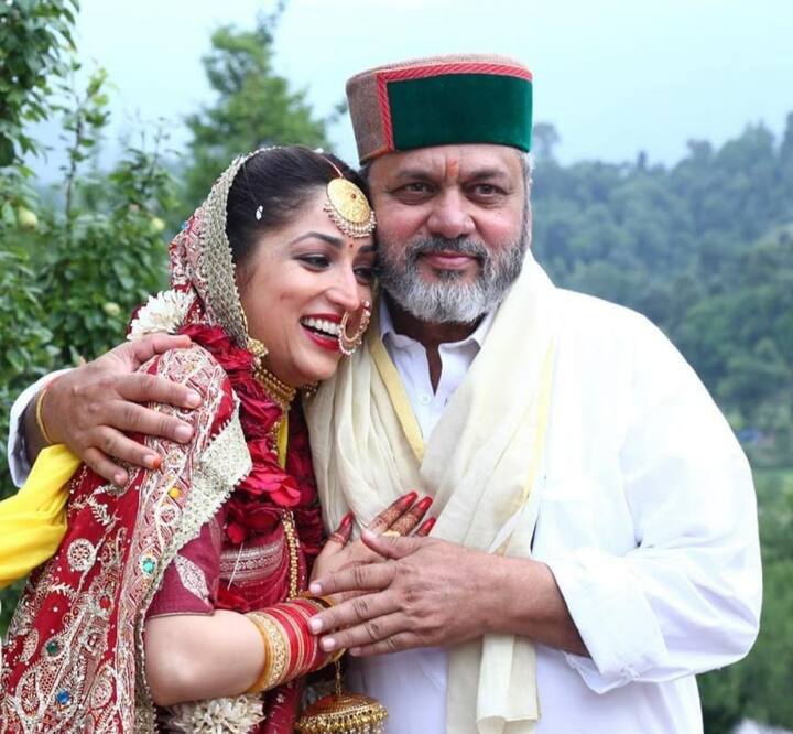 ছবি শেয়ার করে অভিনেত্রী ইয়ামি গৌতম লিখলেন, হ্যাপি ফাদার্স ডে পাপা। খুব ভালবাসি।