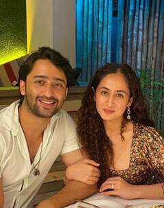 In Pics: दोस्त की बर्थडे पार्टी में बेबी बंप छुपाती नजर आईं Shaheer Sheikh की पत्‍नी Ruchika Kapoor,  क्या सचमुच हैं प्रेग्नेंट?