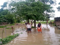 पीलीभीतः शारदा बनबसा बैराज से पानी छोड़ने से दर्जनों घरों में पानी भरा, नाकाफी साबित हो रहे प्रशासन के प्रयास