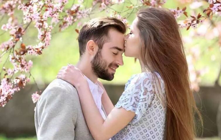 Know the side effects of kiss be alert at time to kiss your partner Kiss કરવાથી થાય છે આ ગંભીર બીમારીઓ, જાણો Lip અને French કિસની સાઇડ ઇફેક્ટ