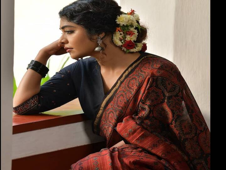 மலையாள இயக்குநரான ஆஷிக் அபுவைத் திருமணம் செய்துகொண்டார்