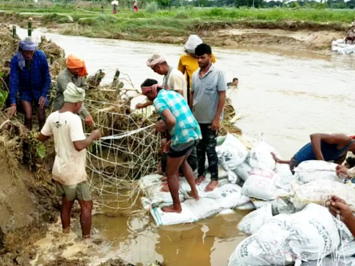 बिहारः बगहा में 25 से 30 एकड़ खेत नदी में विलीन, श्रमदान कर ग्रामीणों ने बनाया बांध