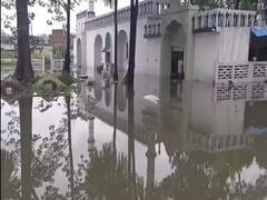 पहली बारिश ने खोली रामपुर नगरपालिका की पोल, कब्रिस्तान में नाले का पानी भरने से शव तैरते नजर आए