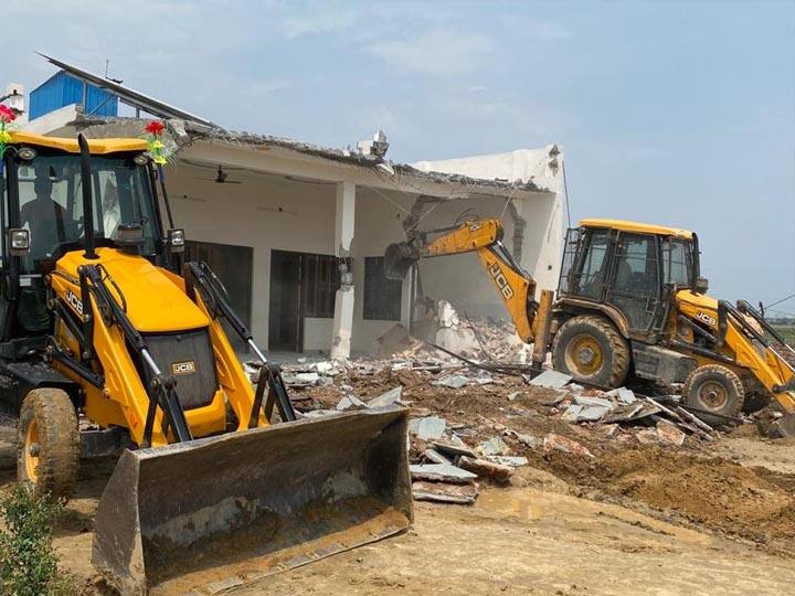 Noida Authority demolish the illegal construction in Noida Uttar Pradesh ann डूब क्षेत्र में भू-माफियाओं ने बना दी कॉलोनी, नोएडा प्राधिकरण ने चलाया बुलडोजर