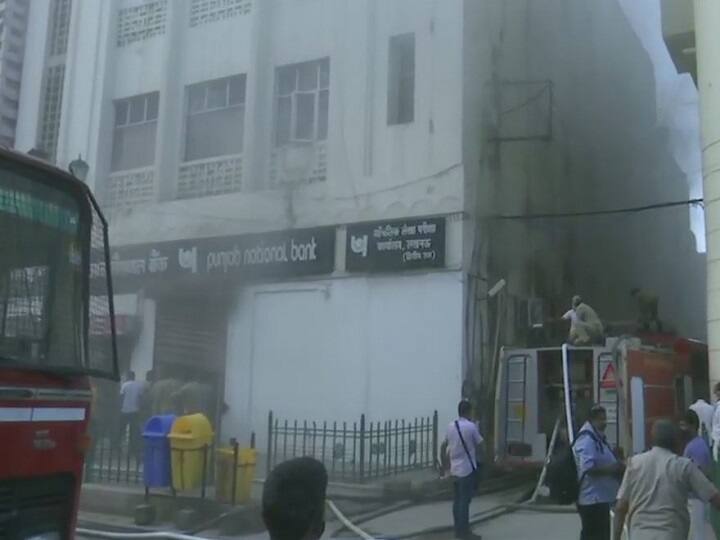 fire brok out in Lucknow Punjab National Bank uttar pradesh ann लखनऊ: हजरतगंज हलवासिया कोर्ट में बने पंजाब नेशनल बैंक में लगी आग, मौके फायर ब्रिगेड मौजूद