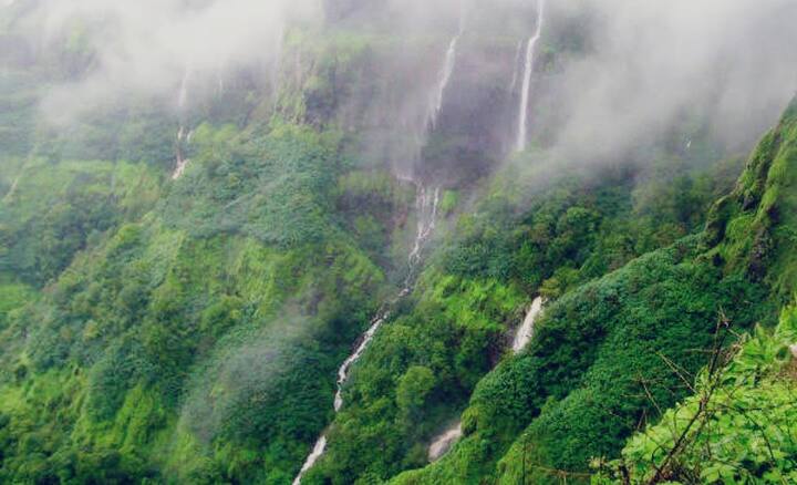 महाराष्ट्रात सर्वाधिक पाऊस आंबोली पडतो त्यामुळे सह्याद्रीच्या कुशीत अनेक छोटे मोठे अनेक धबधबे मनमुराद पणे मुक्त हस्ताने आंबोलीत कोसळत असतात.