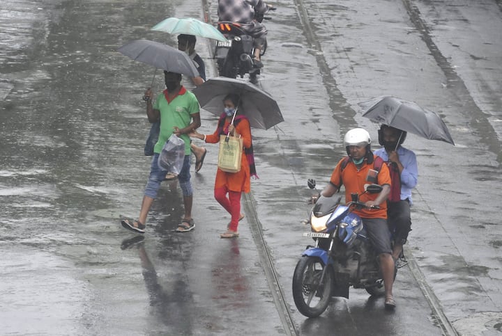 দক্ষিণ বাংলাদেশের ওপর থাকা ঘূর্ণাবর্ত ও মৌসুমী বায়ুর প্রভাবে আজও দিনভর রাজ্যজুড়ে বৃষ্টি। আগামীকাল থেকে উন্নতি হতে পারে আবহাওয়ার। আবহাওয়া দফতর সূ্ত্রে খবর, তবে বাড়বে আর্দ্রতাজনিত অস্বস্তি।  ছবি সৌজন্যে- পিটিআই