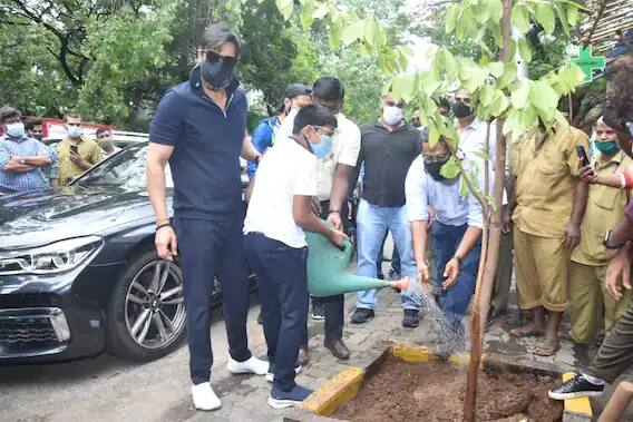युग देवगनने झाडांना पाणी घालत पर्यावरण रक्षणाचा सुंदर असा संदेश दिला आहे.