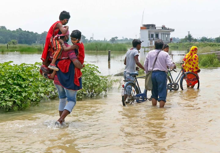 দক্ষিণ বাংলাদেশের ওপর ঘূর্ণাবর্তের সঙ্গেই তার ওপর সক্রিয় মৌসুমী বায়ু। জোড়া কারণে অবিরাম জলীয় বাস্প ঢুকছে বঙ্গোপসাগর থেকে। ছবি সৌজন্যে- পিটিআই