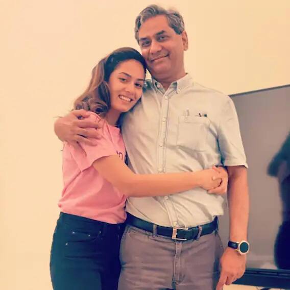 शाहिद कपूरची पत्नी मीरा राजपूतनेही तिच्या वडिलांसोबत हे छायाचित्र शेअर केले.