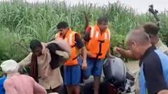 Bjinor: Ganga में फंसे 10 मजदूरों को निकाला गया, टापू के बीच पाए गए | Badi Khabar