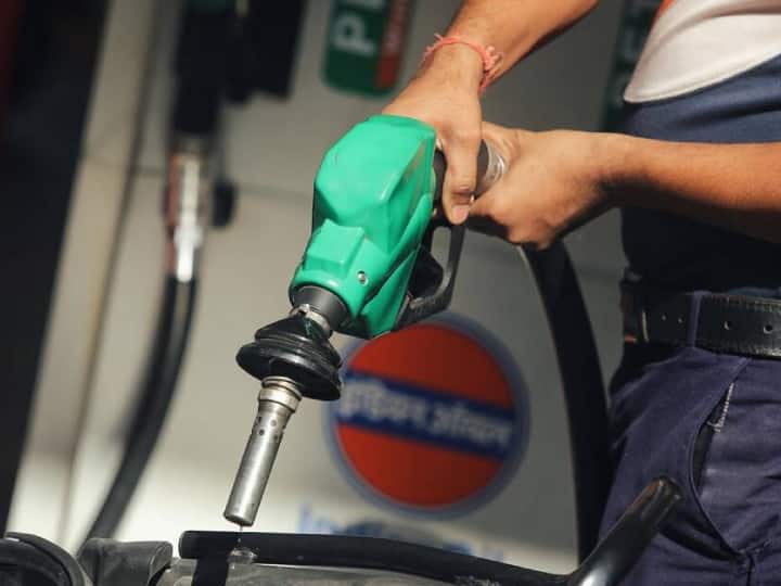 महंगाई की मार: आज फिर बढ़े पेट्रोल के दाम, 35 पैसे प्रति लीटर महंगा, जानिए ताजा कीमतें