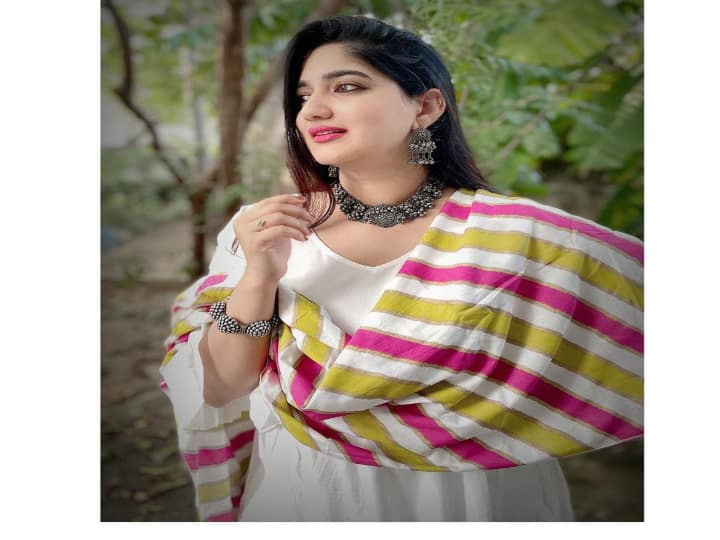 சிறு நூலை ஆகும் என்னை அள்ளி ஆடை நெய்கிறாய் இயல்பாக பேசும் போது எனக்கே தெரியாமல் தான்