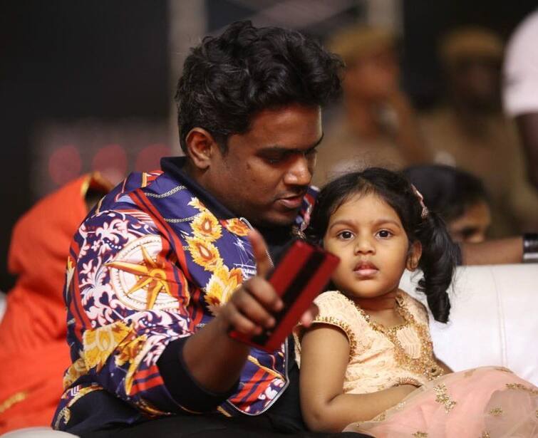 Happy Father's Day 2021 yuvan daughter ziya yuvan's cute video ”சிறு புல்லில் உறங்கும் பனியில் தெரியும் மலையின் அழகோ தாங்கவில்லை” : தந்தையர் தினத்தில் யுவன் வெளியிட்ட க்யூட் வீடியோ