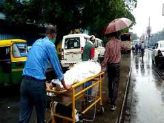 कोलकाताः अस्पताल प्रशासन की बड़ी लापरवाही, बारिश के बीच जांच के लिए स्ट्रेचर पर ले जाया गया मरीज   