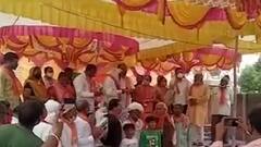 kutch: માંડવી અને ગાંધીધામના ધારાસભ્યોની હાજરીમાં સોશિયલ ડિસ્ટન્સિંગનો થયો સત્યાનાશ