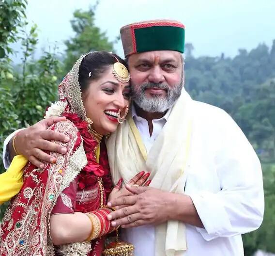 यामी गौतमने हा फोटो तिच्या वडिलांसोबत इंस्टाग्रामवर शेअर केला आहे. त्यांच्या योगदानाबद्दल तिने वडिलांचे कौतुक केले आहे.