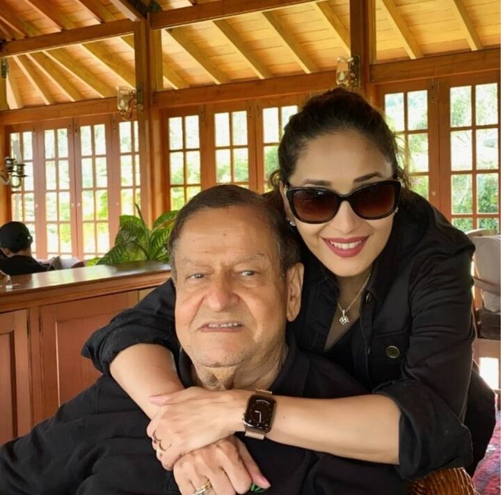 এদিন বাবার সঙ্গে ছবি শেয়ার করে মাধুরী দিক্ষিত লেখেন, “প্রত্যেক বাবাকে পিতৃ দিবসের শুভেচ্ছা। প্রতি দিনের মধ্যে আজকের দিনও আমি তোমাকে মিস করছি। ’’