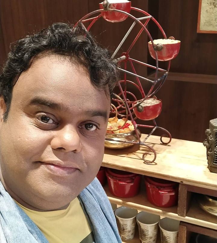 इन्हीं किरदारों में से एक है टीका. जो मोहल्ले में दिन भर घूमते रहते हैं, उल्टे सीधे काम करते हैं और अपनी हरकतों से लोगों को खूब हंसाते हैं. (फोटो - सोशल मीडिया)